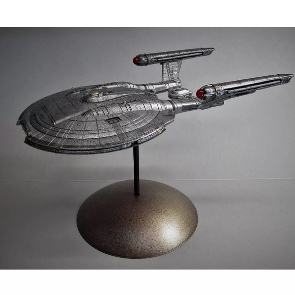 Polar Lights: Star Trek NX-01 Enterprise - 1:1000 Scale Model Kit - Snap - Picture 2 of 7
